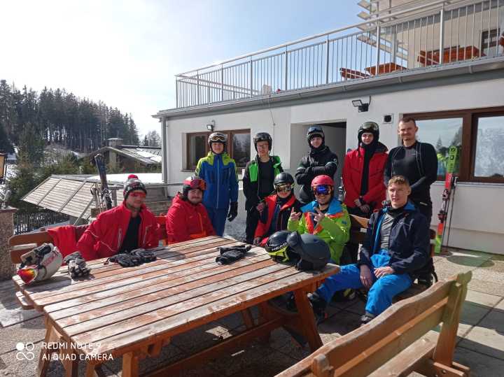Uczniowie na szkoleniu narciarsko snowboardowym w Austrii