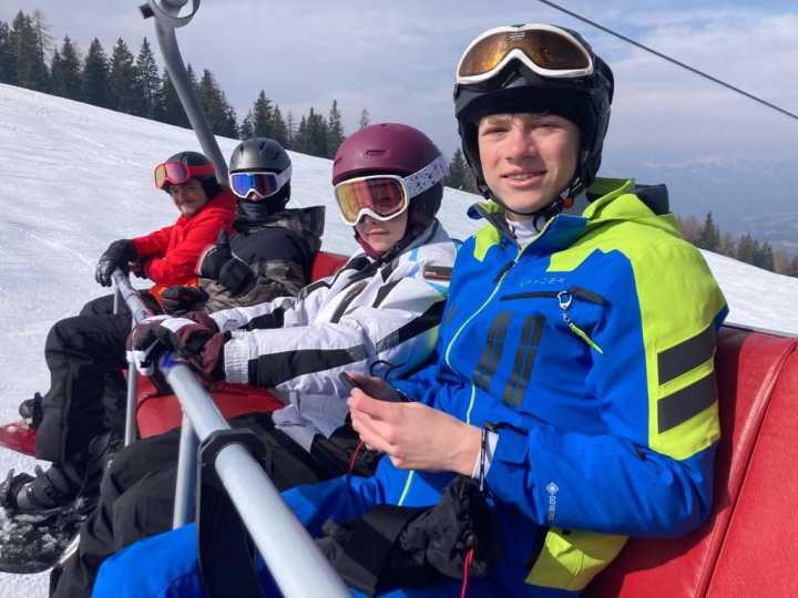 Uczniowie na szkoleniu narciarsko snowboardowym w Austrii
